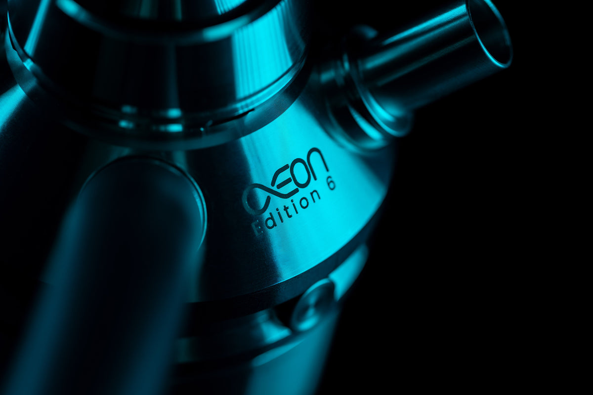 AEON Edition 6 Lounge Plus Ruby Pearl in use, hose lock and fittings