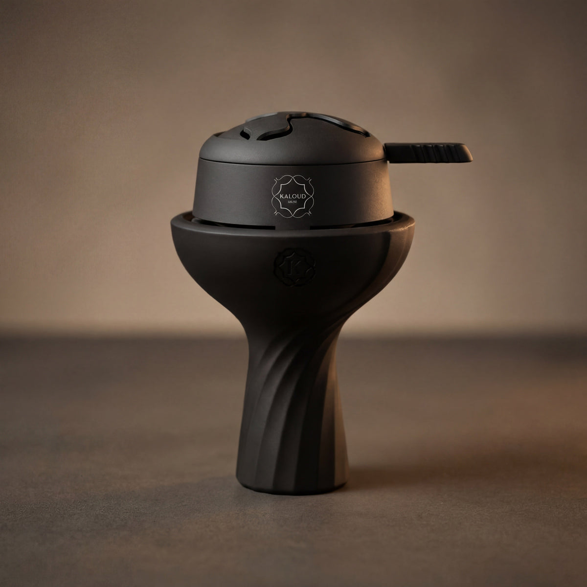 Kaloud Lotus I+ Niris Black seated on a matte black phunnel bowl showing the flush seating fit., image 7 of 15
