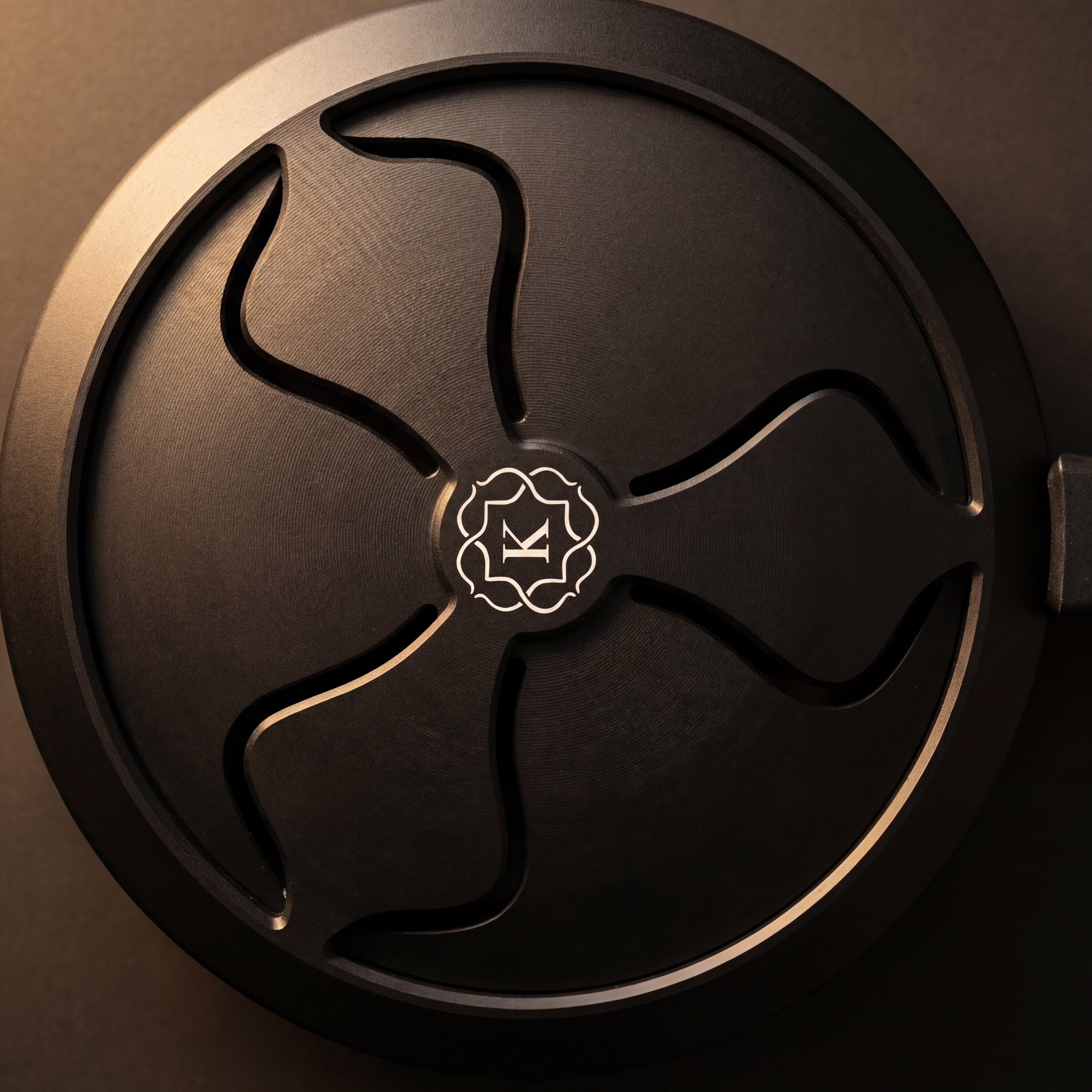 Macro detail of the machined propeller-vent crown and centre cartouche of the Kaloud Lotus I+ Niris Black at The Premium Way.