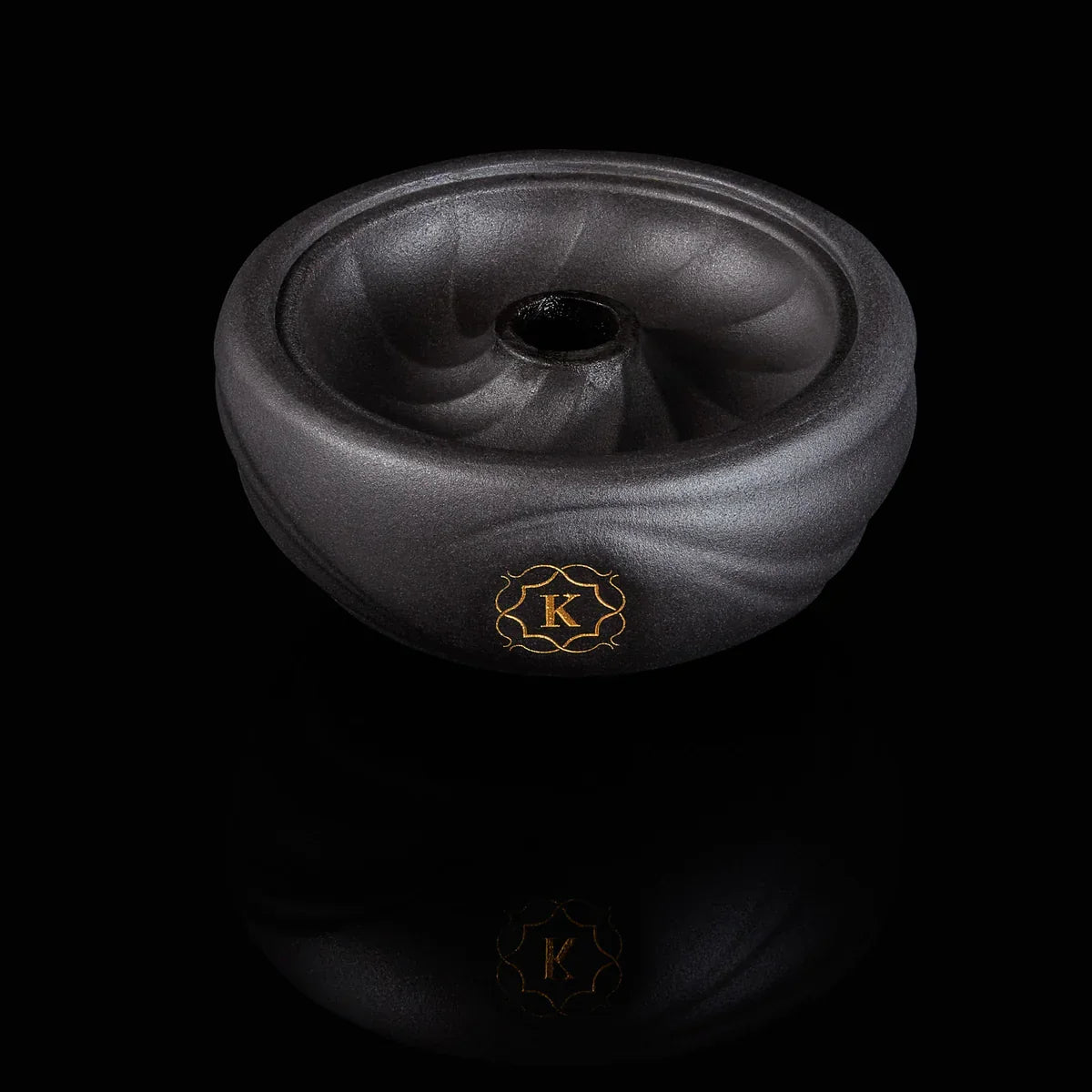 Kaloud Samsaris Kore Dào Short black clay shisha bowl angled front view with gold K emblem and swirl texture, image 9 of 12