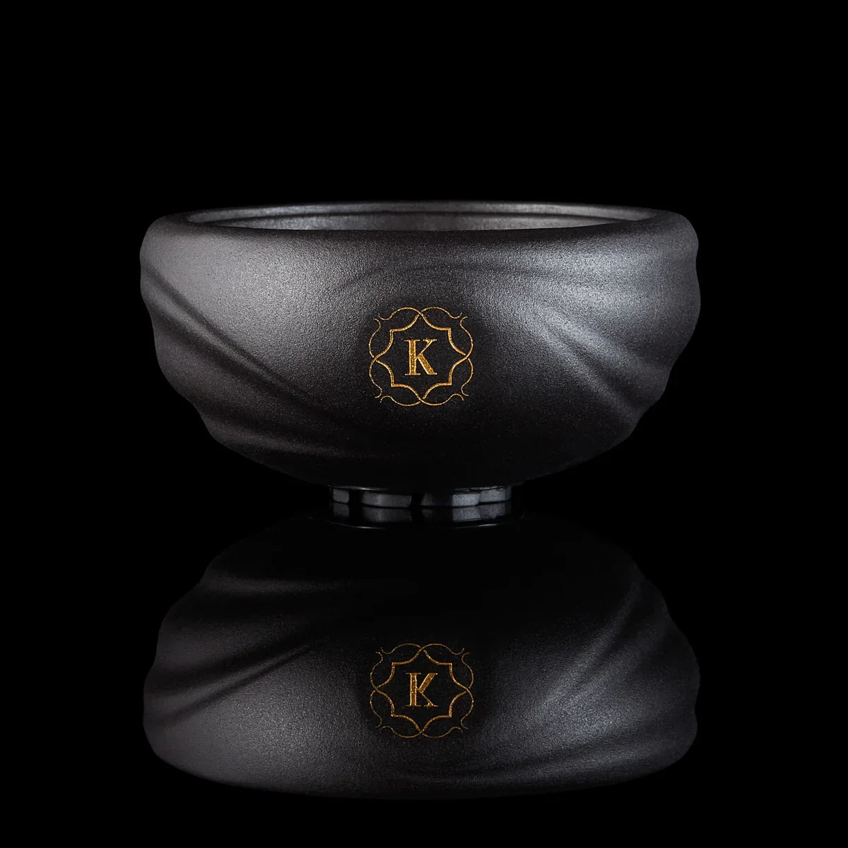 Kaloud Samsaris Kore Dào Short black clay shisha bowl front profile with gold K emblem and silicone housing, image 8 of 12
