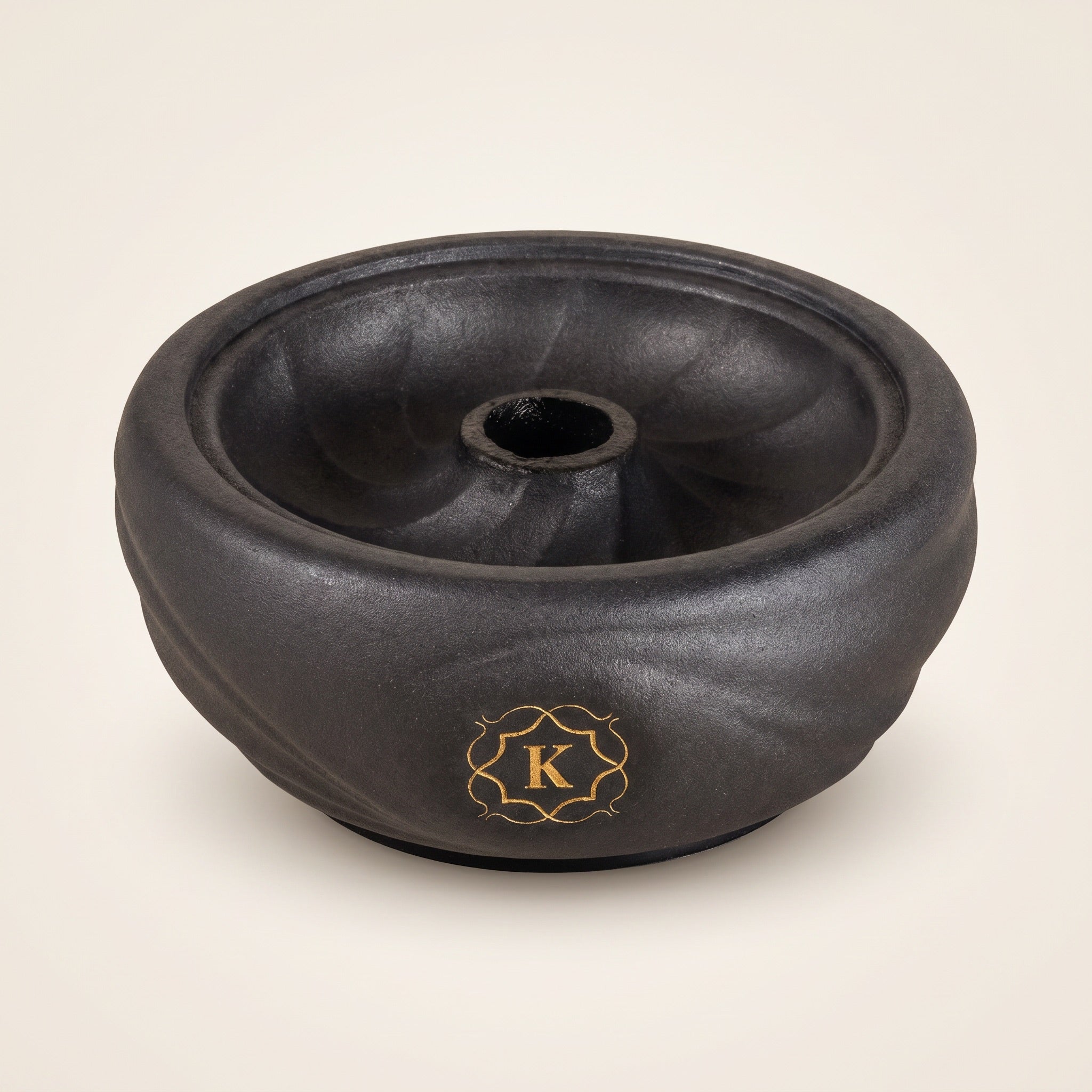 Kaloud Samsaris Kore Dào Short black clay shisha bowl with swirl flute body and gold K cartouche