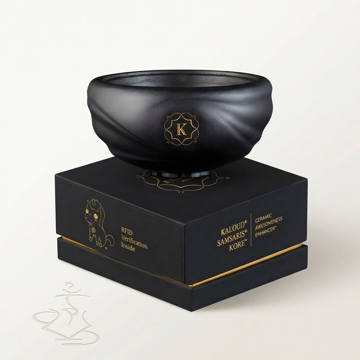 Kaloud Samsaris Kore Qì Short black clay shisha bowl resting on premium black-and-gold Kaloud presentation box on a warm white studio background, image 5 of 12