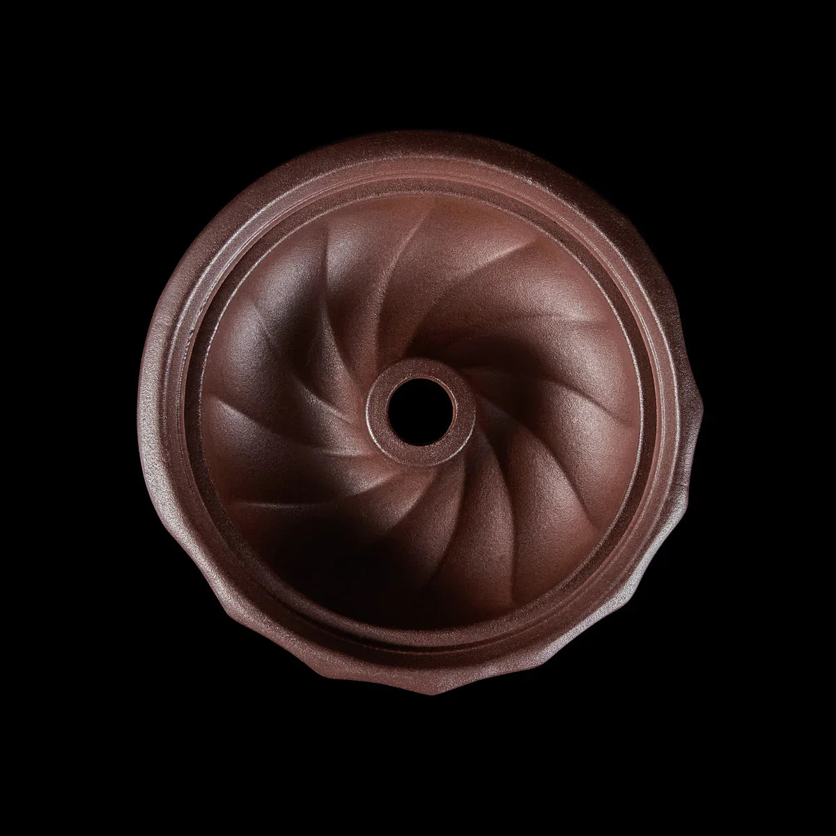Top-down view of Kaloud Samsaris Kore Qì Short red clay phunnel bowl showing centre spire and swirl design