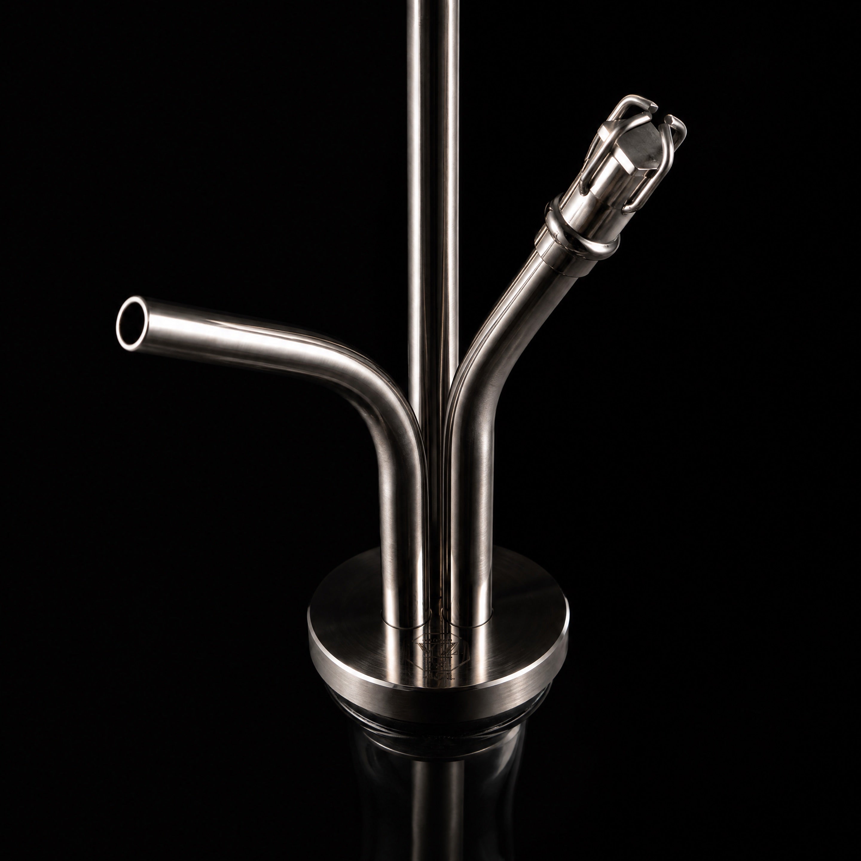 VZ Hookah Classic gasket disc macro detail, brushed stainless engineering and VZ engraving by The Premium Way.